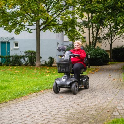 Am 14. Oktober hat die TAG Wohnen in Gera-Lusan die erste Elmo-Station mit Elektrositzrollern für Senioren eröffnet